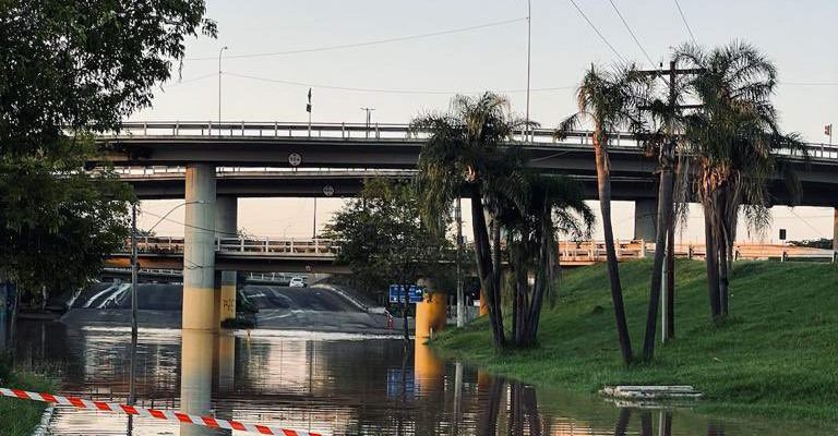 Após comporta ceder, água do Guaíba invade o 4º Distrito de Porto Alegre