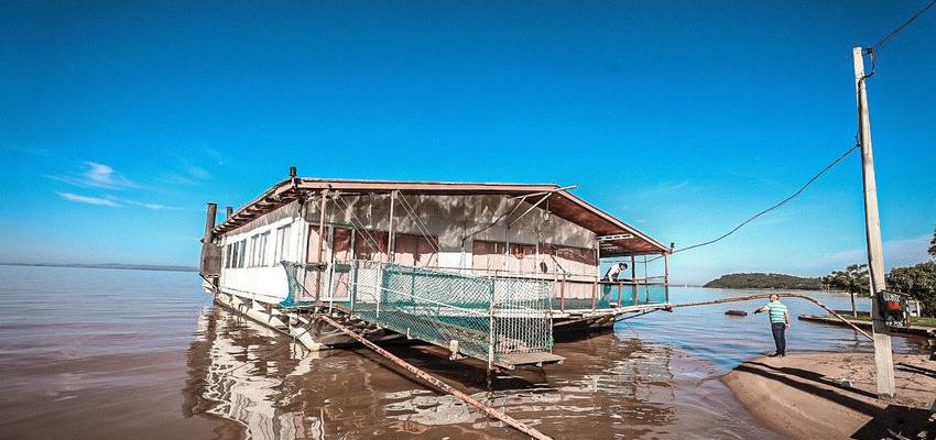 Embarcação que funcionou como restaurante flutuante é retirada da orla de Ipanema, em Porto Alegre