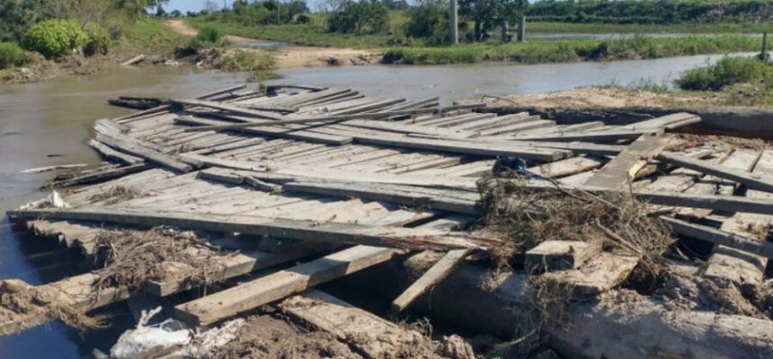 Ponte é arrastada por correnteza e deixa comunidade do interior de Camaquã isolada