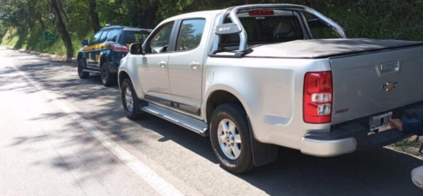 PRF apreende carro argentino com placas adulteradas com fita isolante na Região Carbonífera do RS