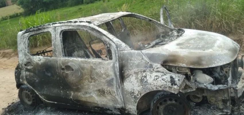 Carro fica completamente queimado no interior de Dom Feliciano