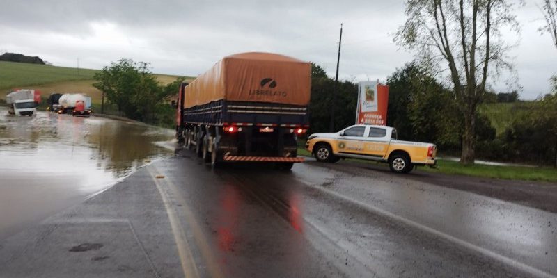 Temporais com queda de granizo danificam casas, derrubam árvores e provocam alagamentos e morte no RS