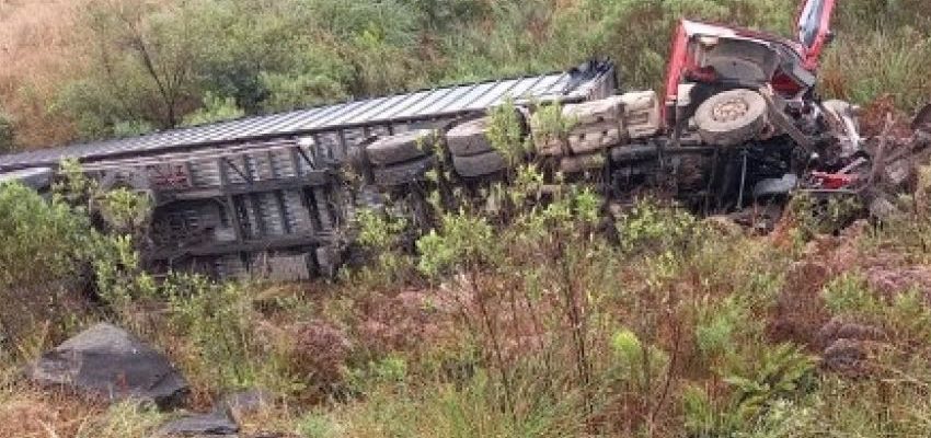 Acidente entre camionete e carreta mata 5 pessoas da mesma família na Serra Gaúcha