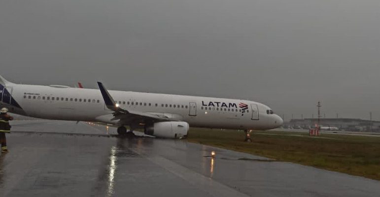 Avião da LATAM sofre acidente e sai da pista durante pouso em Florianópolis; veja