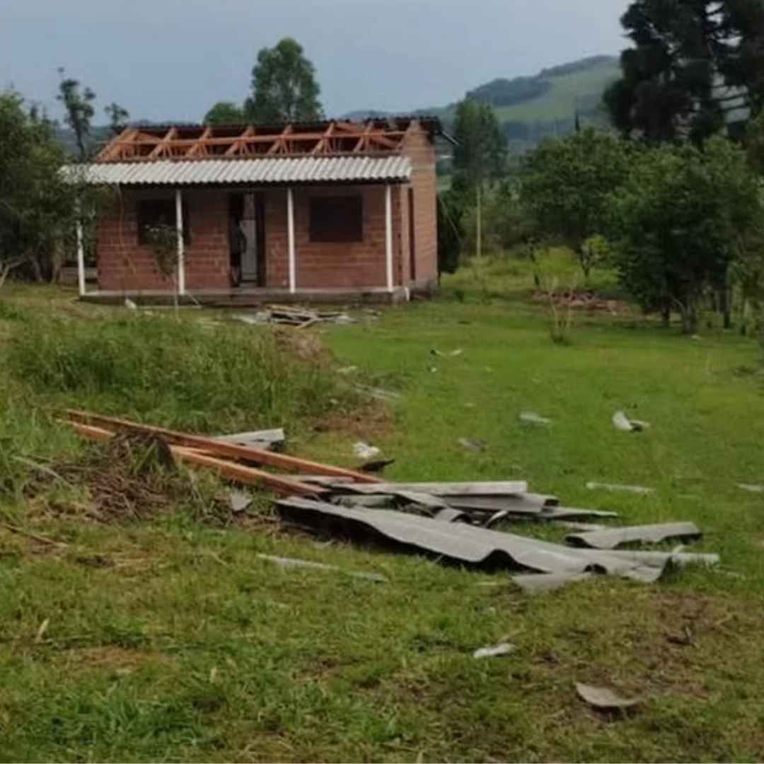 Centenas de casas ficam destelhadas em Santo Antônio da Patrulha após temporal