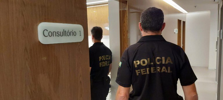 Polícia Federal realiza operação contra médicos que estariam fraudando o ponto no Hospital Conceição, em Porto Alegre